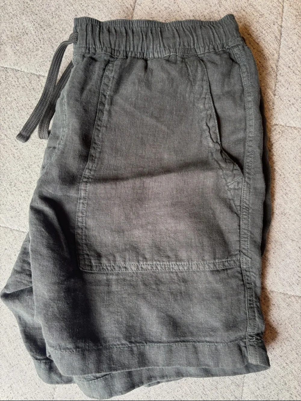 Faherty Men's Relaxed Linen-Blend Drawstring Shorts in Charcoal